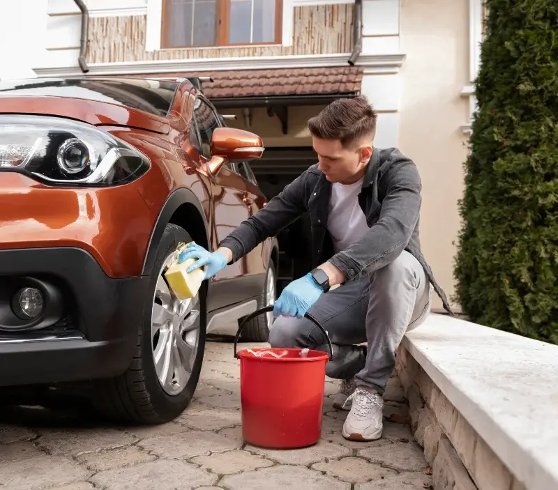 Lavage auto à domicile Le Chaffaut-Saint-Jurson : professionnel intervenant sur un véhicule